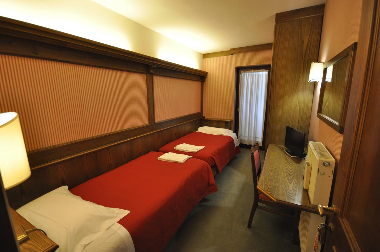 Hotel La Lepre Bianca Gallio Bagian luar foto