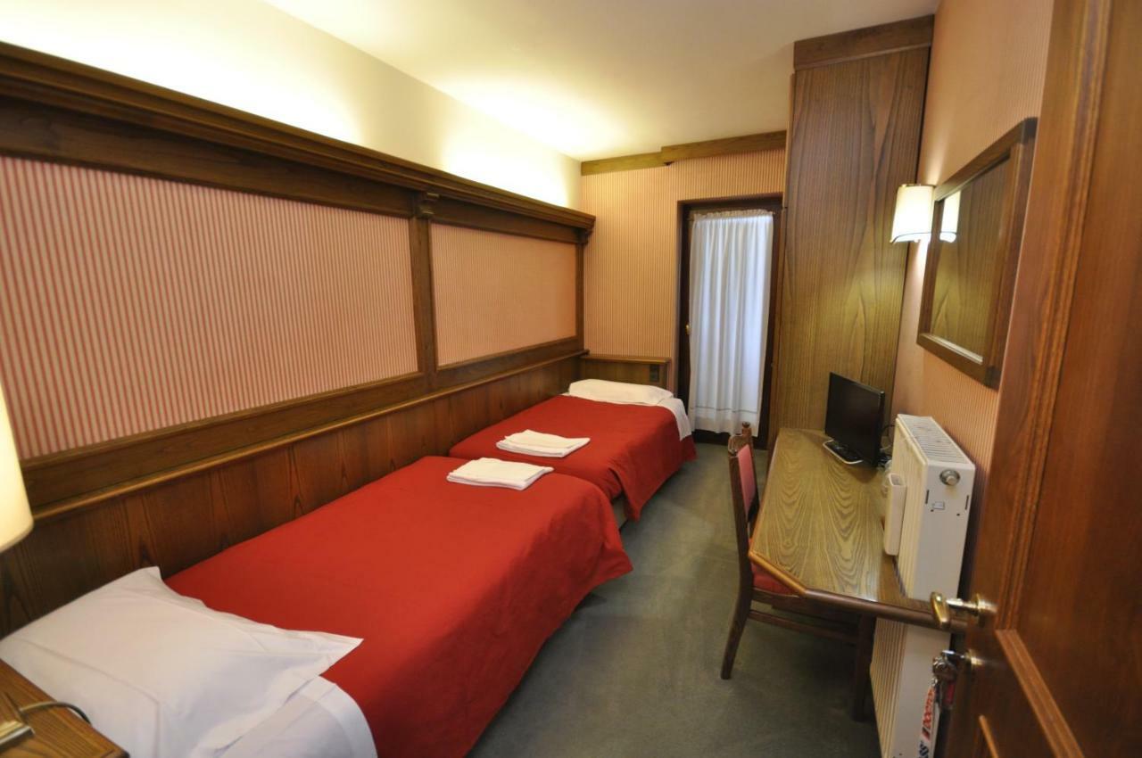 Hotel La Lepre Bianca Gallio Bagian luar foto